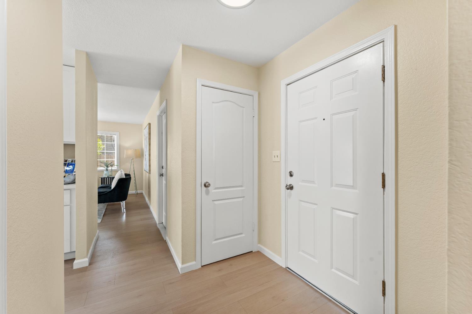 Detail Gallery Image 4 of 28 For 6112 Longfellow Way, Sacramento,  CA 95842 - 3 Beds | 1 Baths