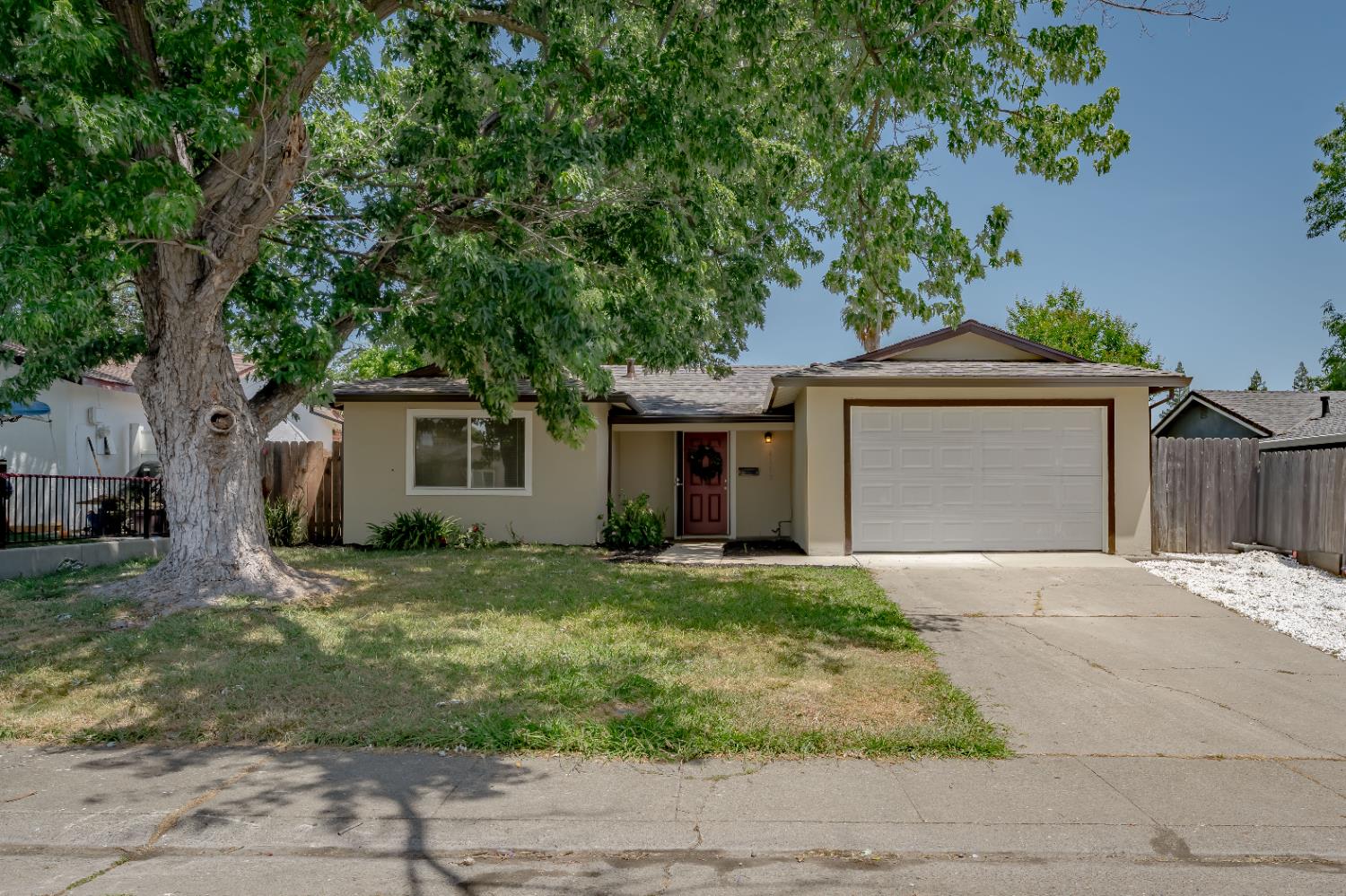 Detail Gallery Image 1 of 28 For 6112 Longfellow Way, Sacramento,  CA 95842 - 3 Beds | 1 Baths
