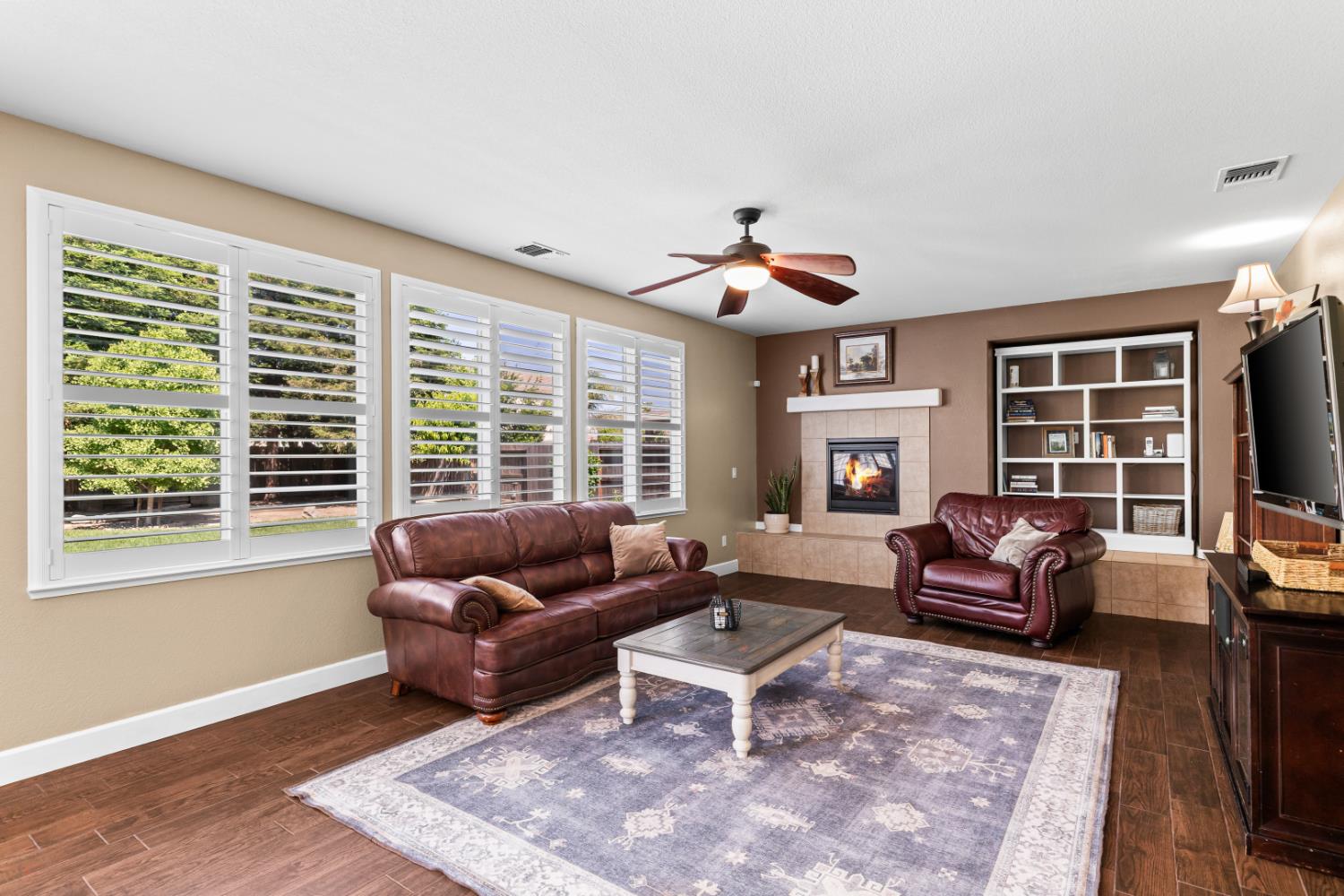 Detail Gallery Image 13 of 31 For 1689 Hometown Ln, Manteca,  CA 95337 - 3 Beds | 3 Baths