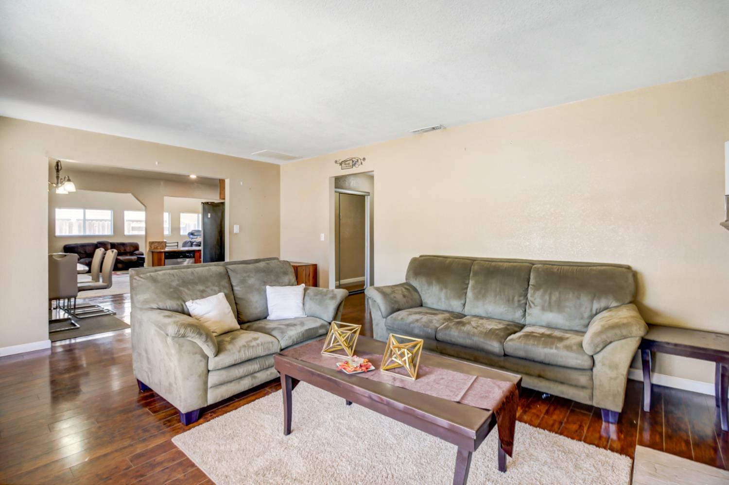 Detail Gallery Image 6 of 26 For 6310 Tina Ct, Carmichael,  CA 95608 - 3 Beds | 2 Baths