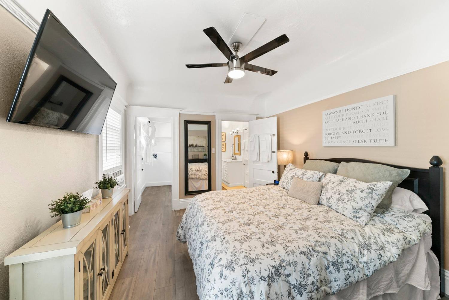 Detail Gallery Image 4 of 20 For 717 17 St, Sacramento,  CA 95811 - – Beds | – Baths