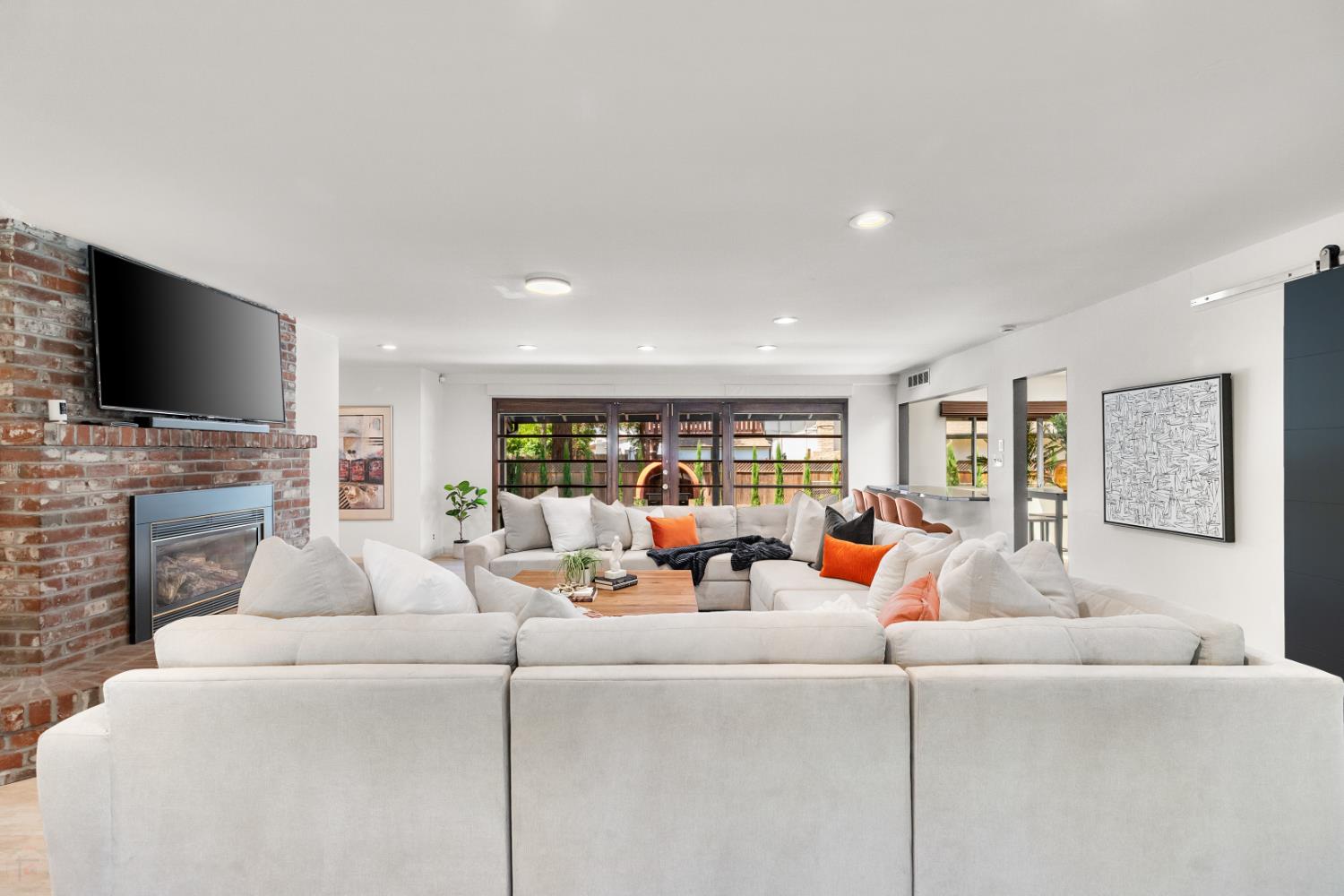 Detail Gallery Image 20 of 97 For 3221 Country Club Blvd, Stockton,  CA 95204 - 4 Beds | 3/1 Baths