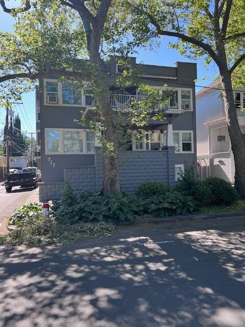 Detail Gallery Image 1 of 20 For 717 17 St, Sacramento,  CA 95811 - – Beds | – Baths