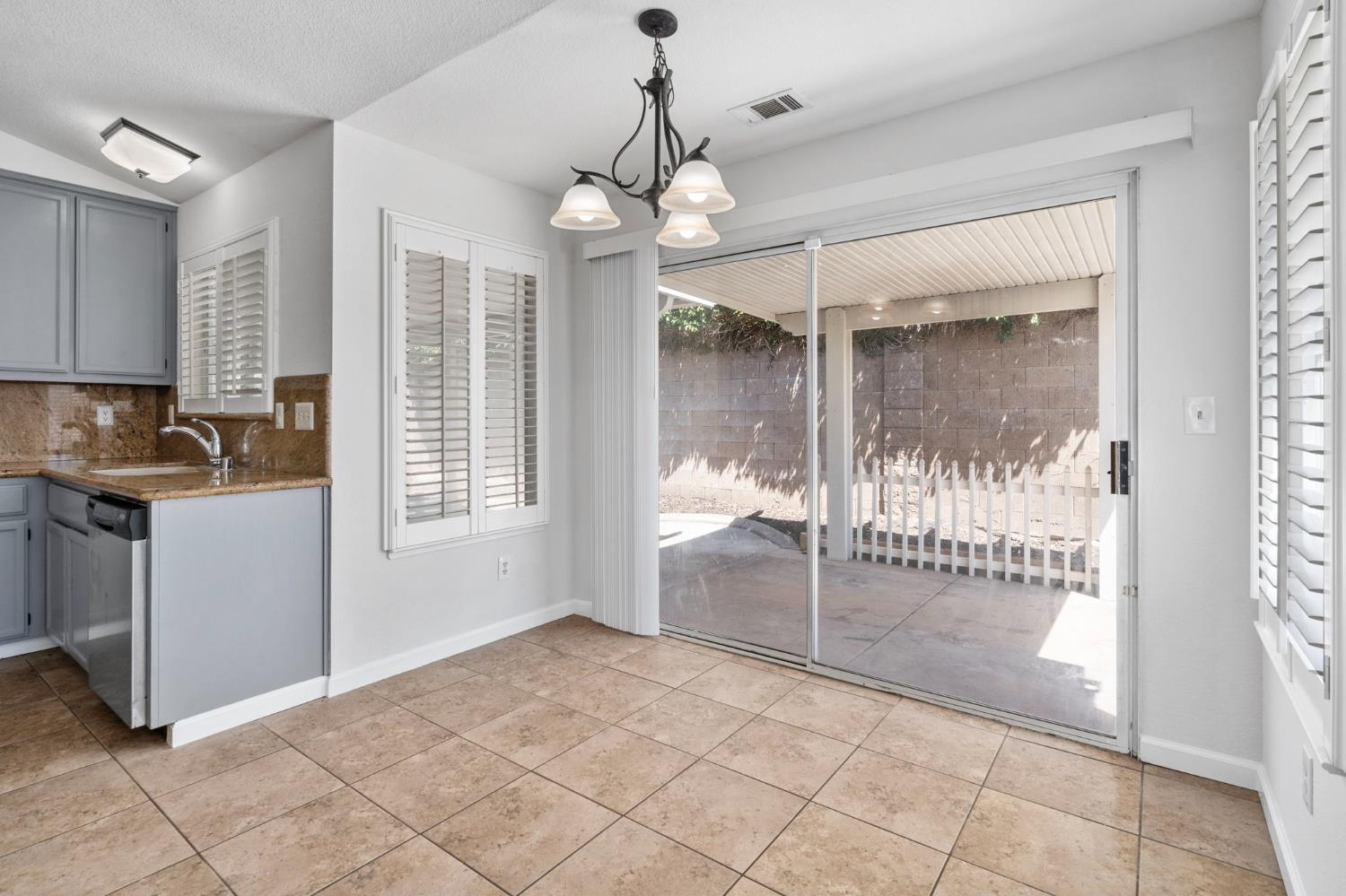 Detail Gallery Image 9 of 21 For 4805 Sun Brook Dr, Salida,  CA 95368 - 3 Beds | 2 Baths
