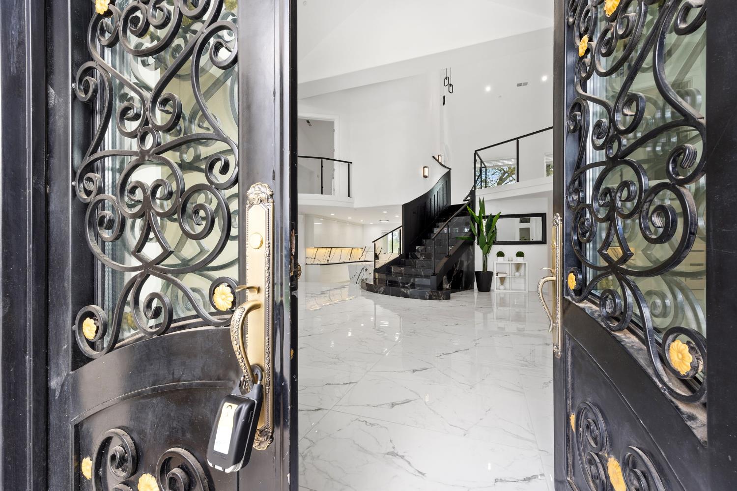 Detail Gallery Image 5 of 93 For 9425 S Wales Way, Elk Grove,  CA 95758 - 5 Beds | 5/1 Baths