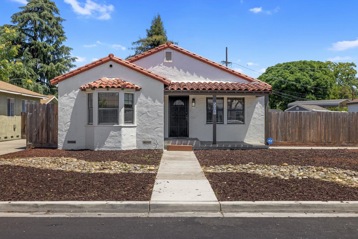 Detail Gallery Image 2 of 42 For 501 N Thor St, Turlock,  CA 95380 - 5 Beds | 2 Baths