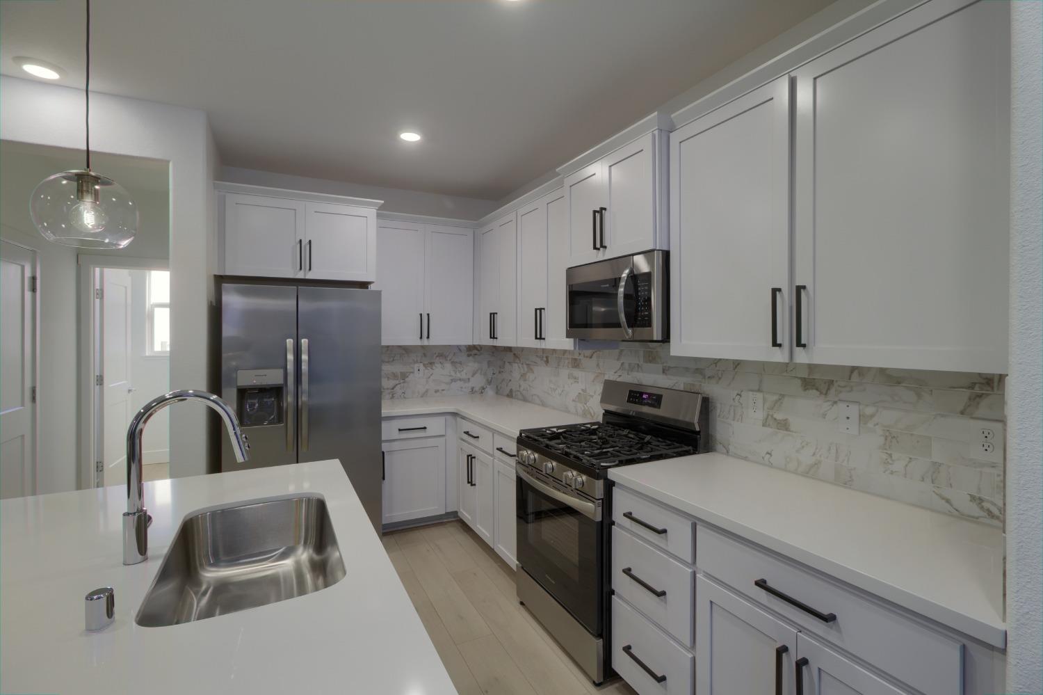 Detail Gallery Image 14 of 60 For 2183 Grady Cir, Woodland,  CA 95776 - 4 Beds | 2/1 Baths