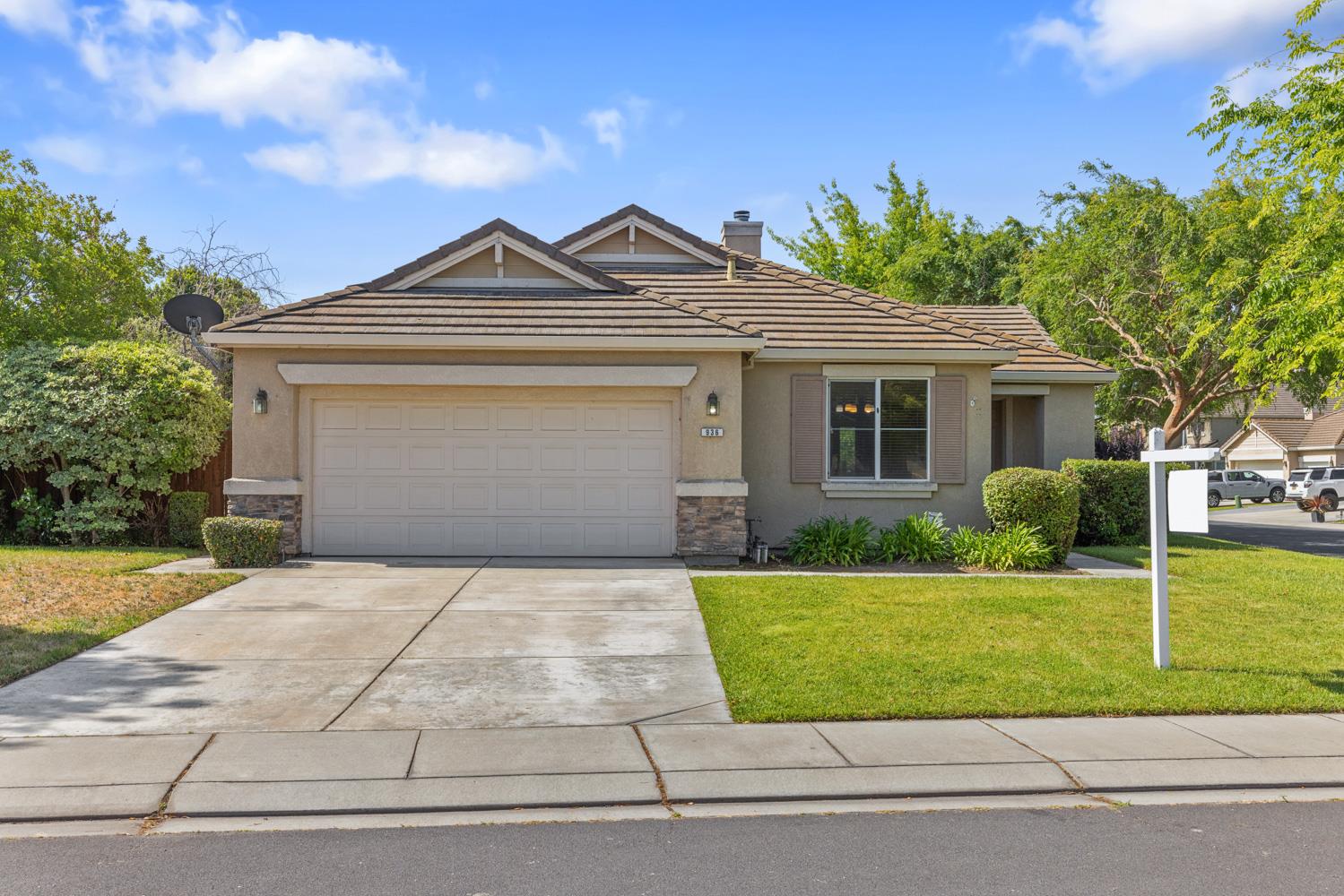 Detail Gallery Image 1 of 29 For 936 Heartland Dr, Manteca,  CA 95337 - 3 Beds | 2 Baths
