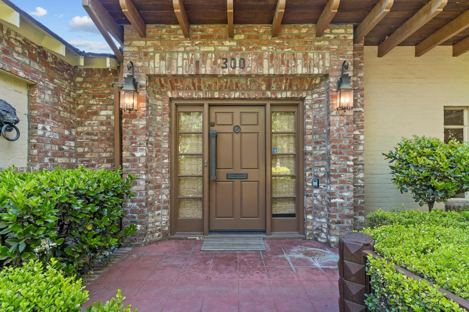 Detail Gallery Image 5 of 58 For 300 El Rio Ave, Modesto,  CA 95354 - 5 Beds | 3 Baths
