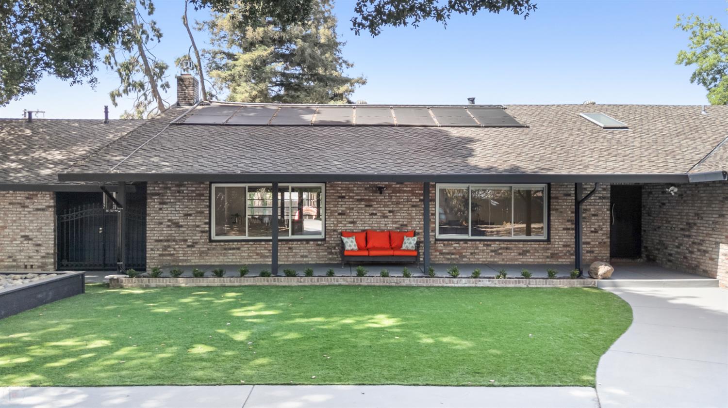 Detail Gallery Image 5 of 97 For 3221 Country Club Blvd, Stockton,  CA 95204 - 4 Beds | 3/1 Baths