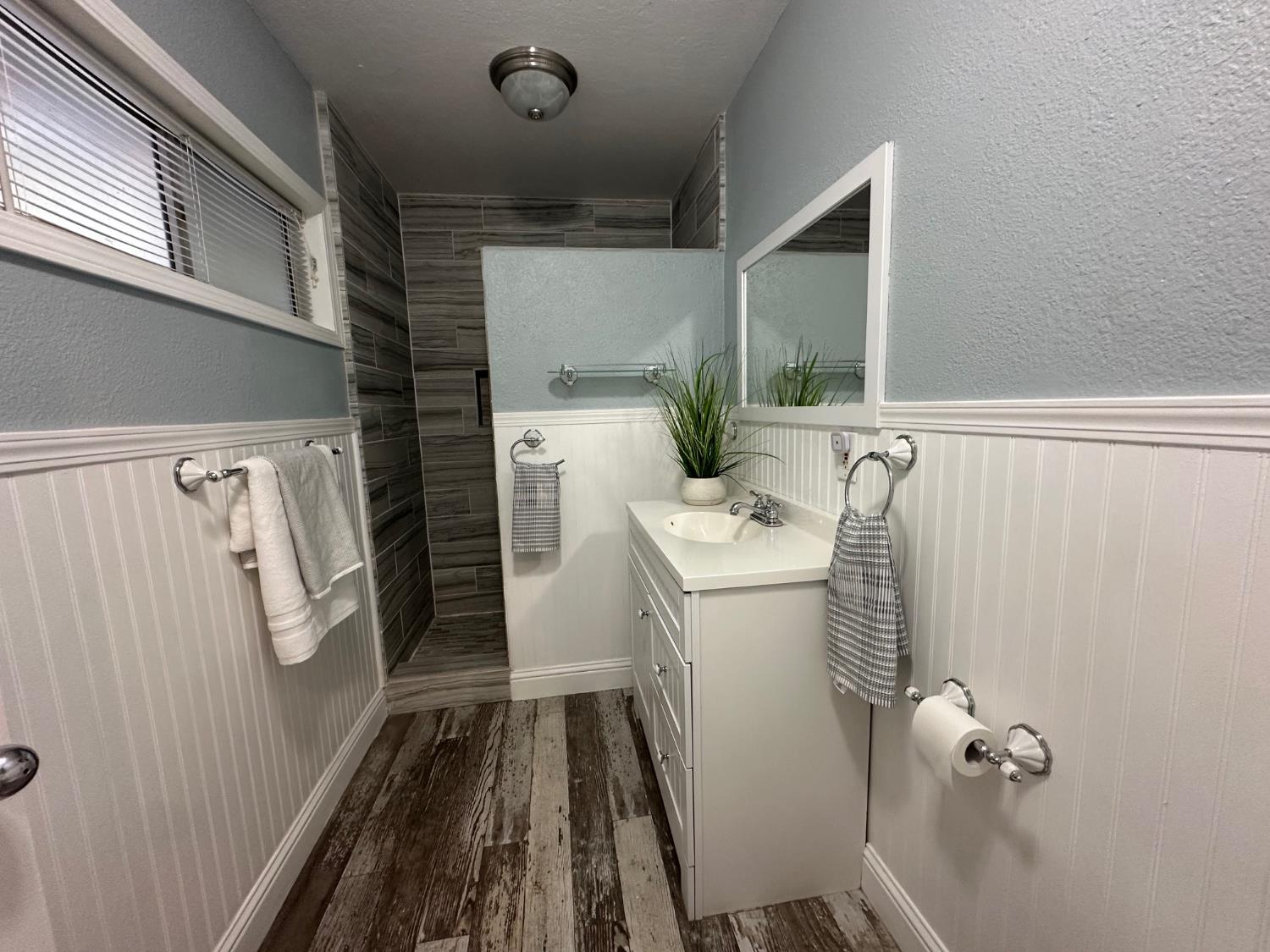 Detail Gallery Image 16 of 41 For 5640 North Ave, Carmichael,  CA 95608 - 4 Beds | 4 Baths