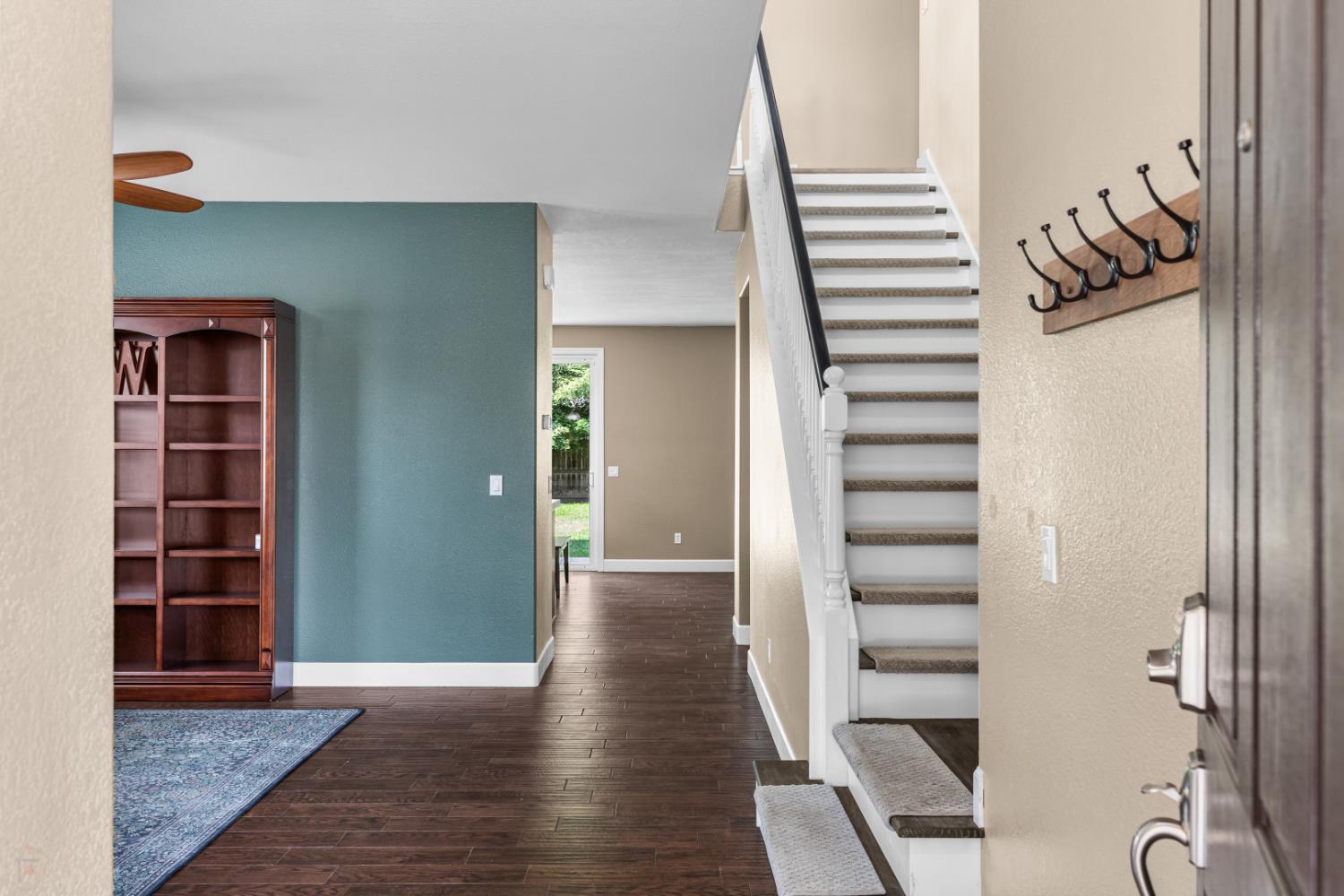 Detail Gallery Image 3 of 31 For 1689 Hometown Ln, Manteca,  CA 95337 - 3 Beds | 3 Baths