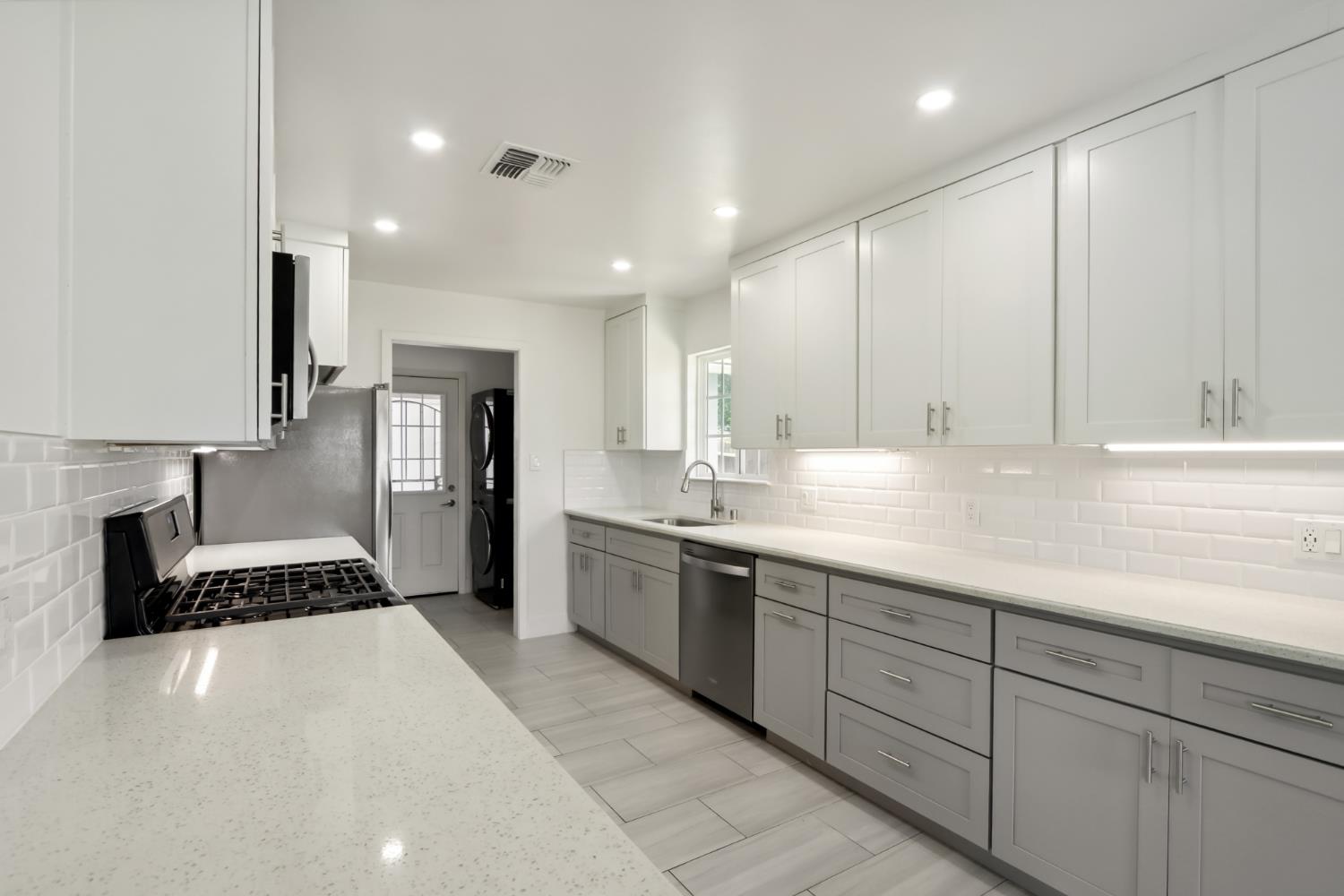 Detail Gallery Image 13 of 59 For 5250 71st St, Sacramento,  CA 95820 - 3 Beds | 1 Baths