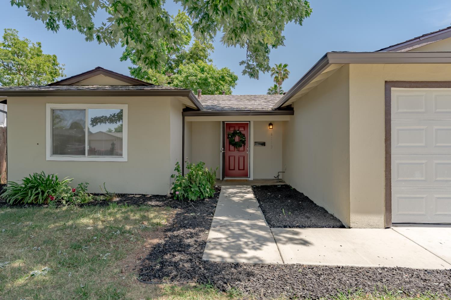 Detail Gallery Image 3 of 28 For 6112 Longfellow Way, Sacramento,  CA 95842 - 3 Beds | 1 Baths