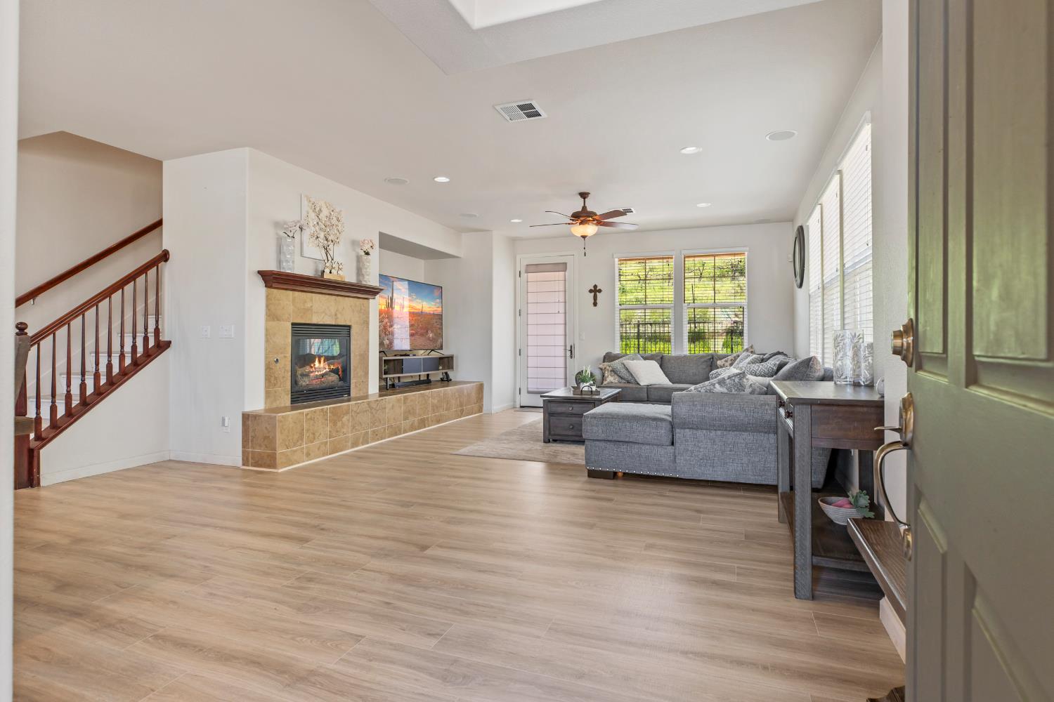 Detail Gallery Image 5 of 32 For 9477 California Oak Cir, Patterson,  CA 95363 - 4 Beds | 3/1 Baths