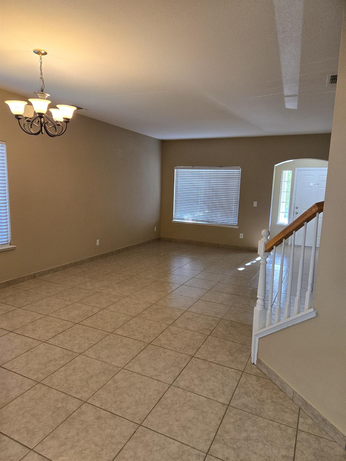 Detail Gallery Image 4 of 18 For 12 Jackdaw Ct, Sacramento,  CA 95834 - 5 Beds | 2/1 Baths