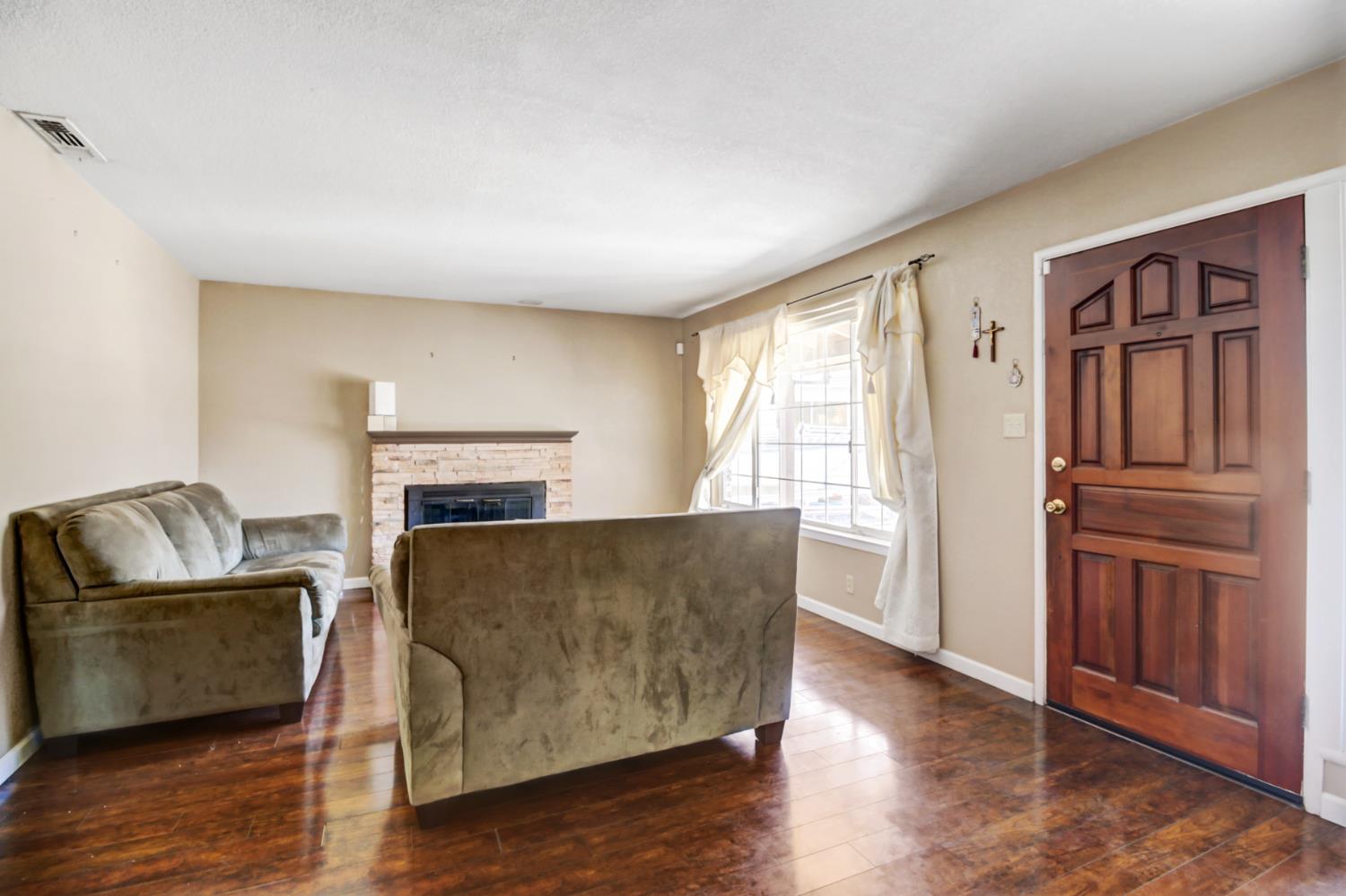 Detail Gallery Image 3 of 26 For 6310 Tina Ct, Carmichael,  CA 95608 - 3 Beds | 2 Baths