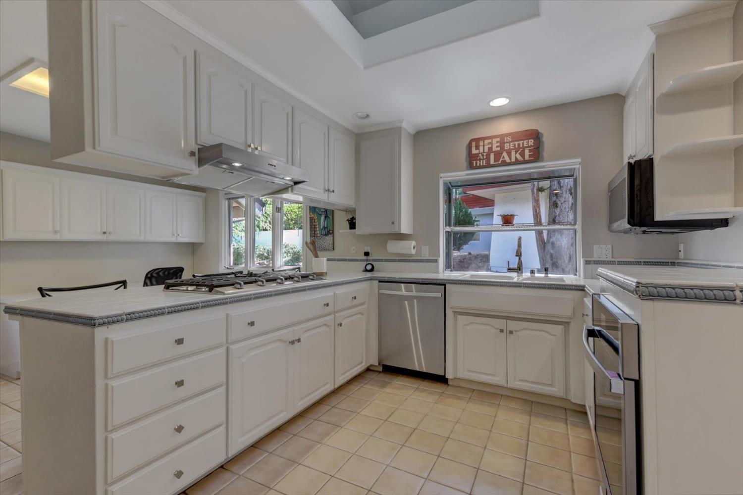 Detail Gallery Image 11 of 60 For 17789 Jayhawk Dr, Penn Valley,  CA 95946 - 3 Beds | 3 Baths