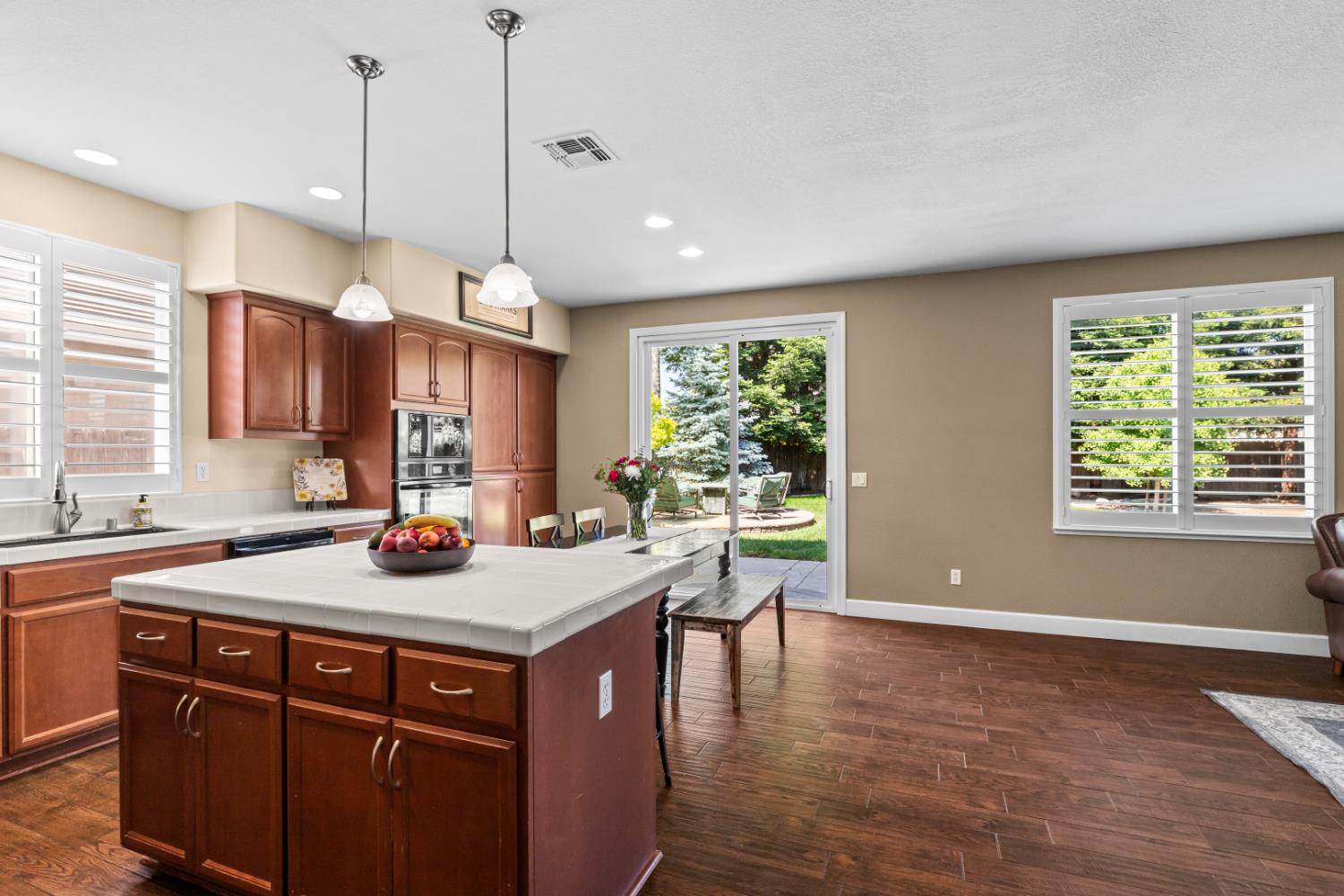 Detail Gallery Image 8 of 31 For 1689 Hometown Ln, Manteca,  CA 95337 - 3 Beds | 3 Baths