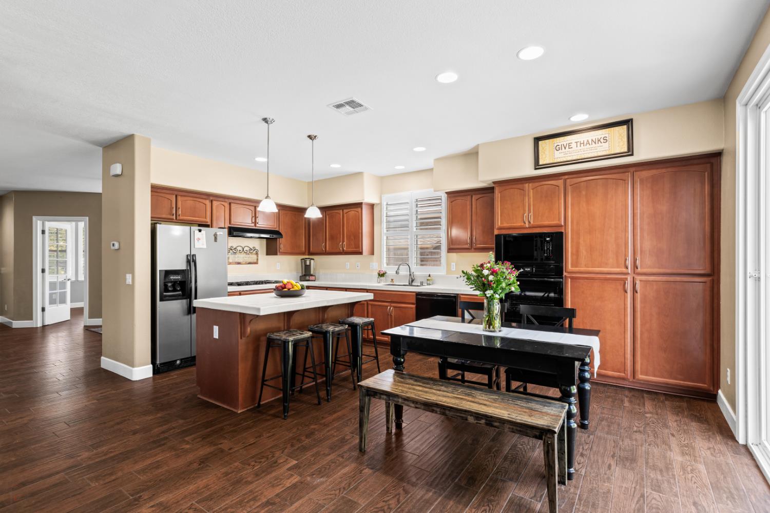 Detail Gallery Image 9 of 31 For 1689 Hometown Ln, Manteca,  CA 95337 - 3 Beds | 3 Baths