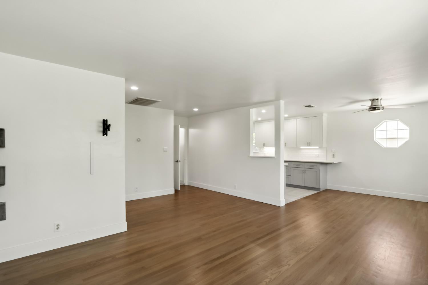 Detail Gallery Image 5 of 59 For 5250 71st St, Sacramento,  CA 95820 - 3 Beds | 1 Baths