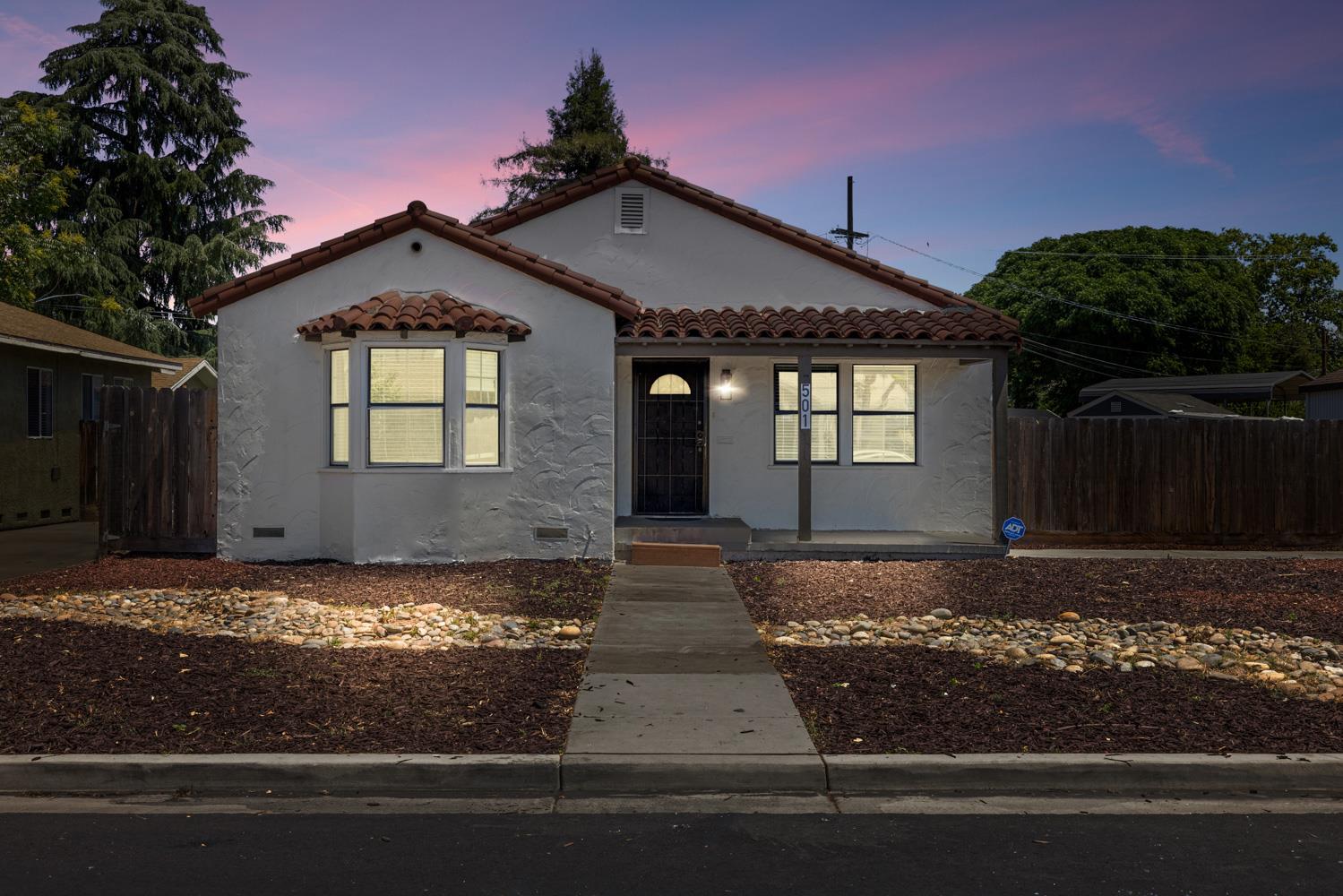 Detail Gallery Image 1 of 42 For 501 N Thor St, Turlock,  CA 95380 - 5 Beds | 2 Baths