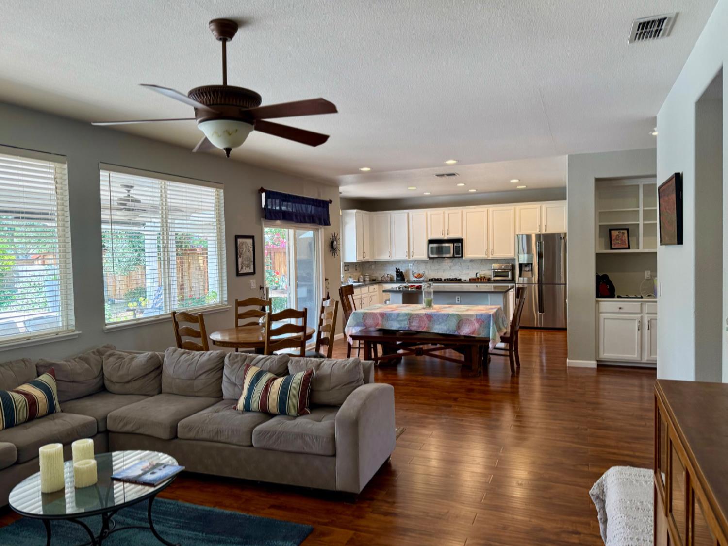 Detail Gallery Image 8 of 27 For 4632 Windsong St, Sacramento,  CA 95834 - 6 Beds | 3 Baths