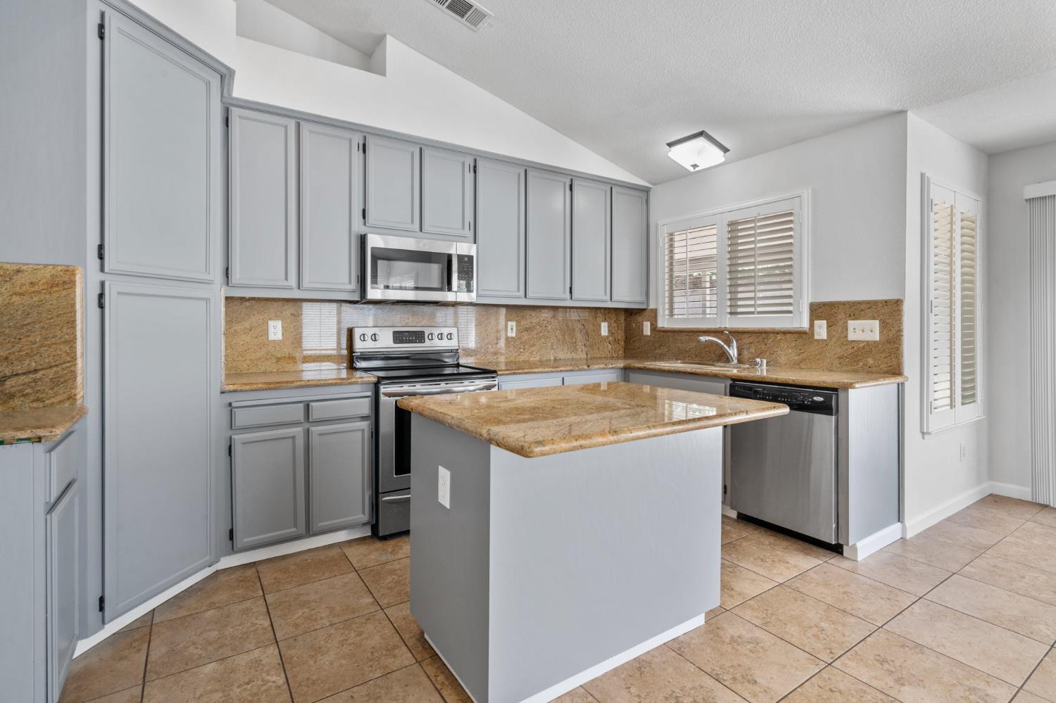 Detail Gallery Image 6 of 21 For 4805 Sun Brook Dr, Salida,  CA 95368 - 3 Beds | 2 Baths
