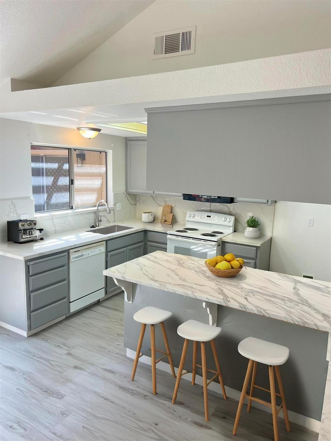 Detail Gallery Image 3 of 28 For 3320 Waynesboro Ct, Ceres,  CA 95307 - 3 Beds | 2 Baths