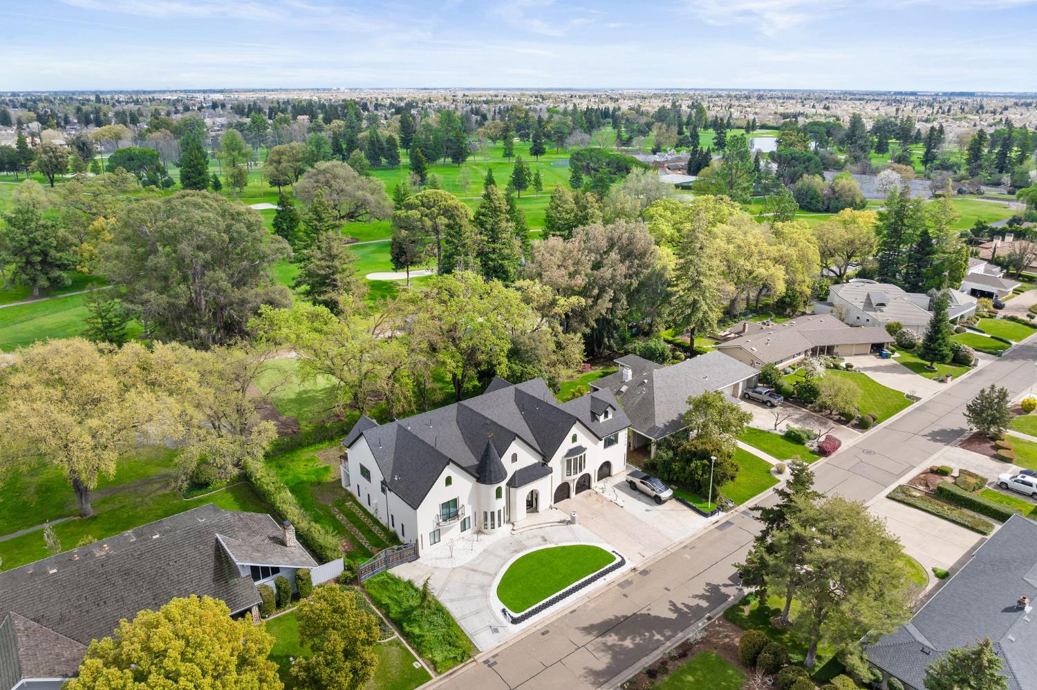 Detail Gallery Image 1 of 93 For 9425 S Wales Way, Elk Grove,  CA 95758 - 5 Beds | 5/1 Baths