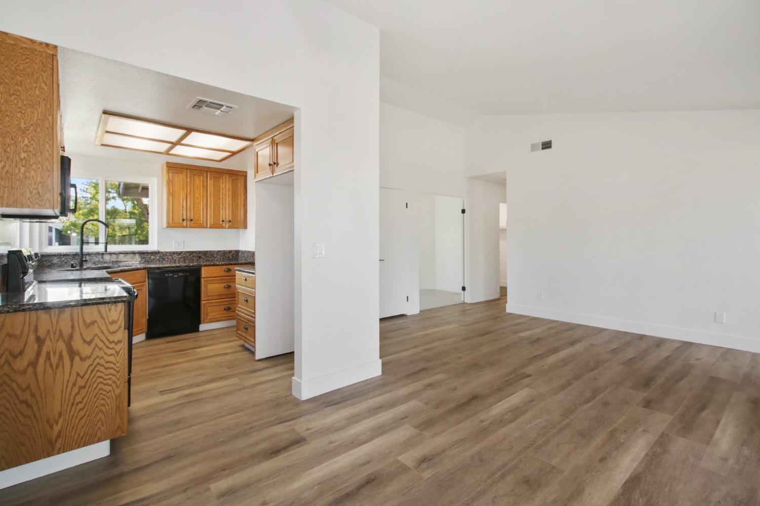 Detail Gallery Image 10 of 38 For 8237 Auberry Dr, Sacramento,  CA 95828 - 3 Beds | 2 Baths