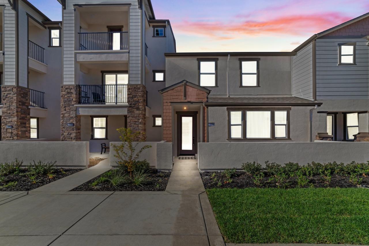 Detail Gallery Image 2 of 44 For 3074 Seaspray Walk, Sacramento,  CA 95833 - 3 Beds | 2/1 Baths