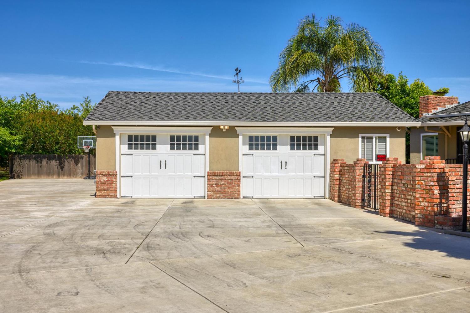 Detail Gallery Image 3 of 33 For 1431 Clark Rd, Modesto,  CA 95358 - 3 Beds | 2 Baths