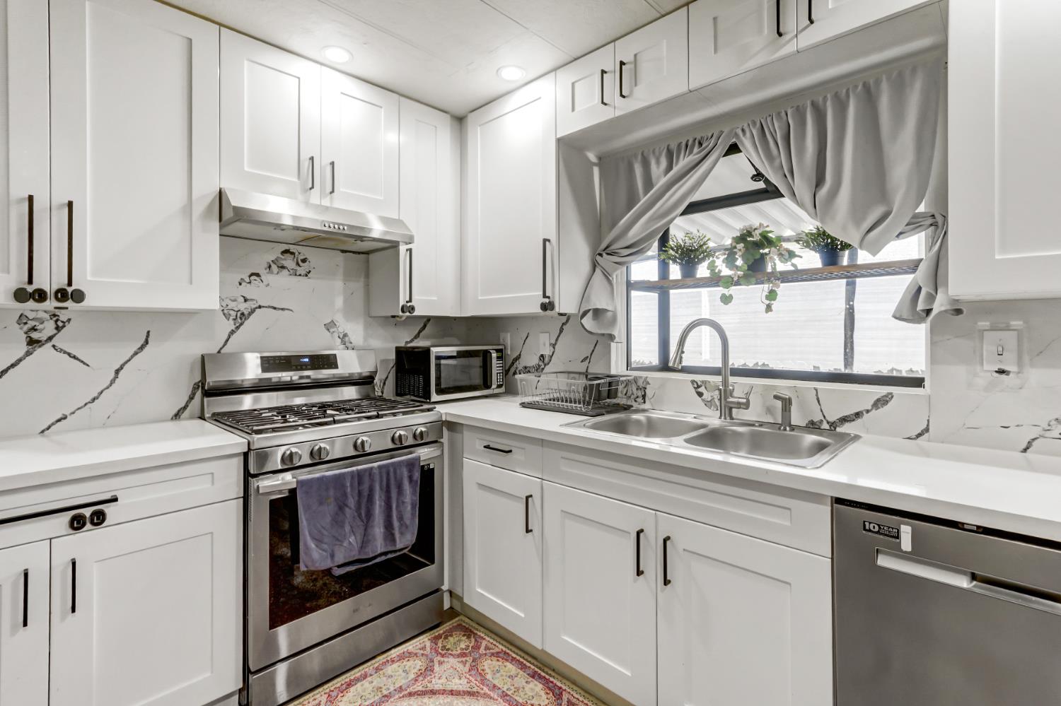 Detail Gallery Image 10 of 41 For 7005 Pleasure Ln, Sacramento,  CA 95823 - 3 Beds | 2 Baths