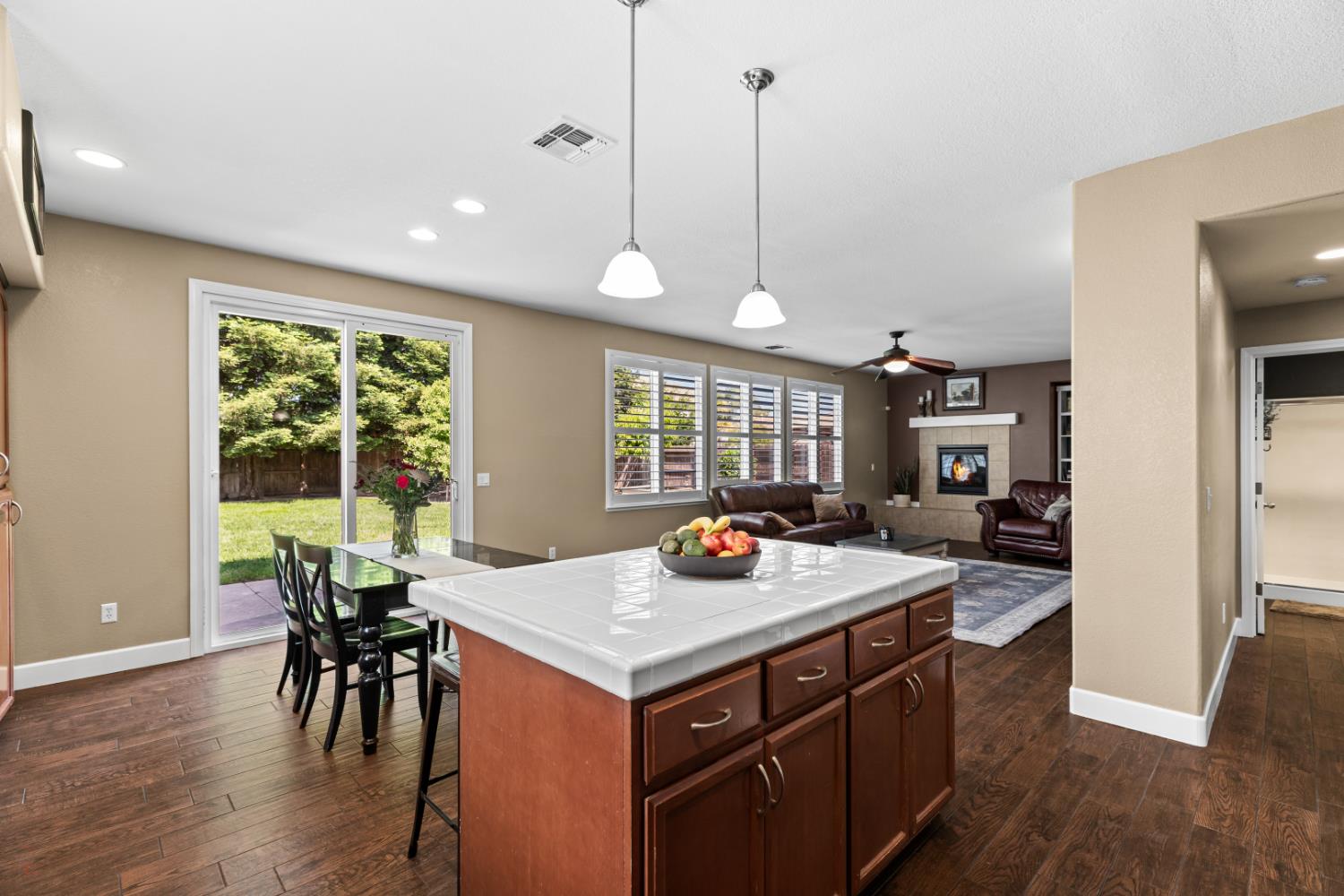 Detail Gallery Image 10 of 31 For 1689 Hometown Ln, Manteca,  CA 95337 - 3 Beds | 3 Baths