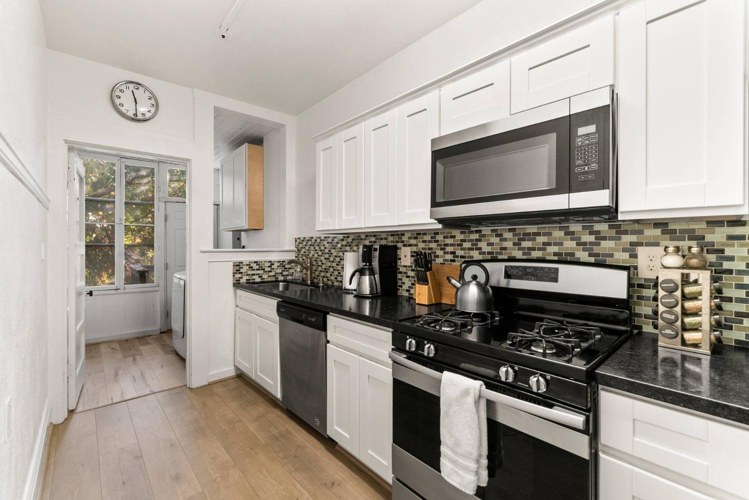 Detail Gallery Image 7 of 20 For 717 17 St, Sacramento,  CA 95811 - – Beds | – Baths