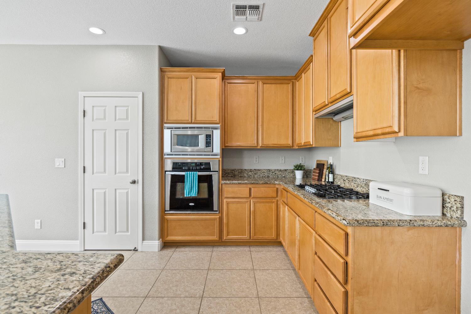 Detail Gallery Image 10 of 34 For 5425 Mossy Stone Way, Rancho Cordova,  CA 95742 - 3 Beds | 2 Baths