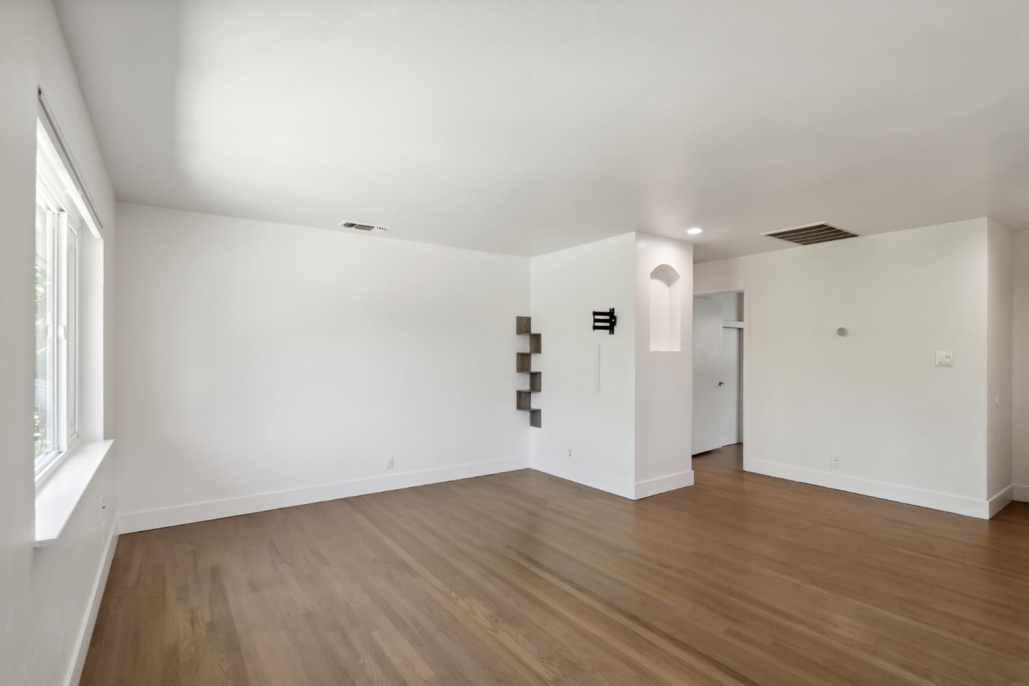 Detail Gallery Image 3 of 59 For 5250 71st St, Sacramento,  CA 95820 - 3 Beds | 1 Baths