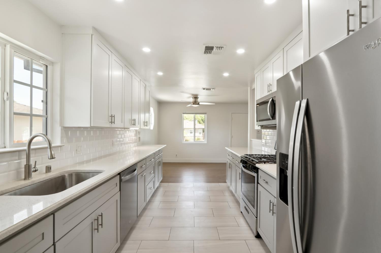 Detail Gallery Image 16 of 59 For 5250 71st St, Sacramento,  CA 95820 - 3 Beds | 1 Baths