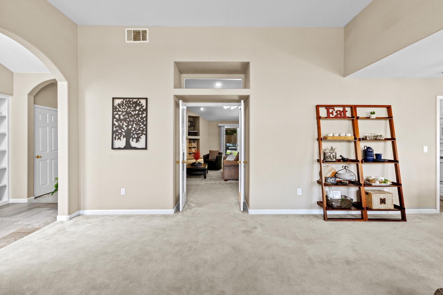 Detail Gallery Image 13 of 72 For 9180 Quail Cove Dr, Elk Grove,  CA 95624 - 5 Beds | 2/1 Baths