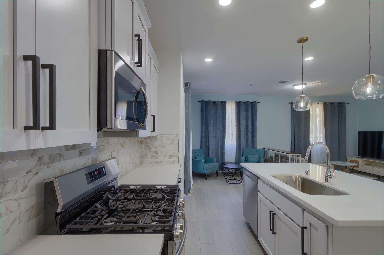 Detail Gallery Image 16 of 60 For 2183 Grady Cir, Woodland,  CA 95776 - 4 Beds | 2/1 Baths