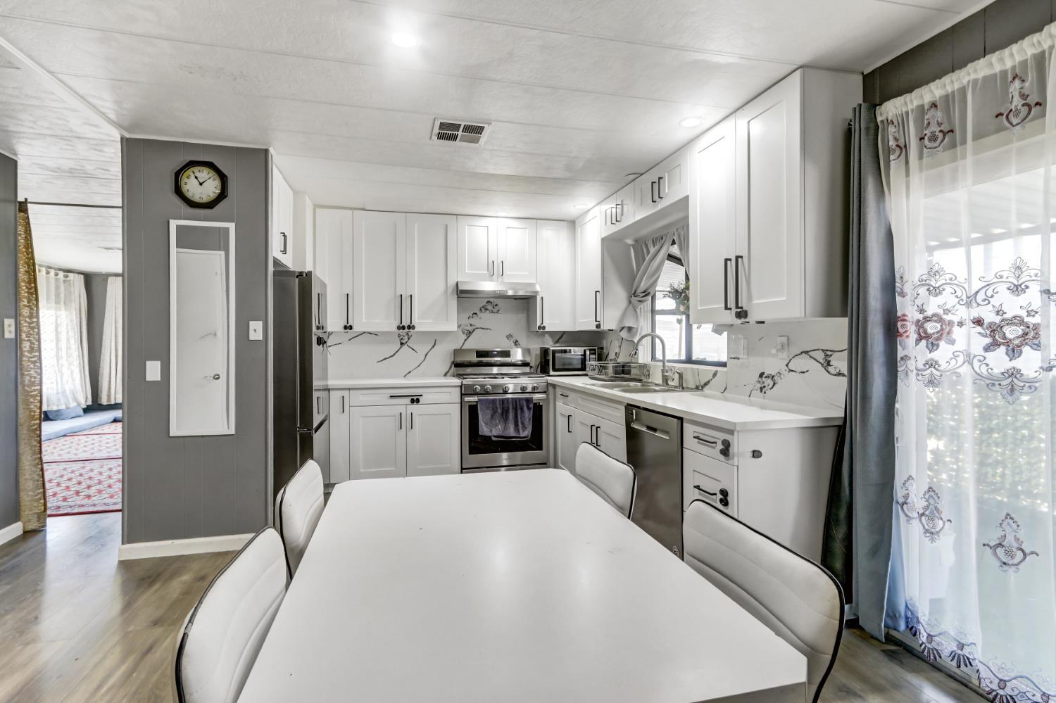 Detail Gallery Image 7 of 41 For 7005 Pleasure Ln, Sacramento,  CA 95823 - 3 Beds | 2 Baths