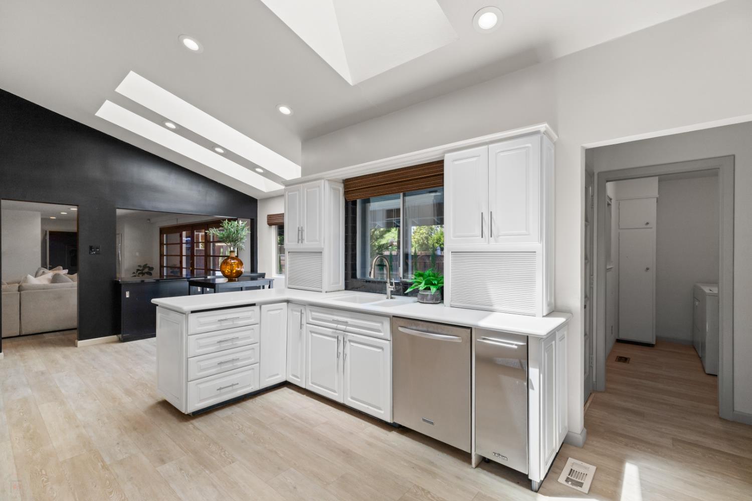 Detail Gallery Image 37 of 97 For 3221 Country Club Blvd, Stockton,  CA 95204 - 4 Beds | 3/1 Baths