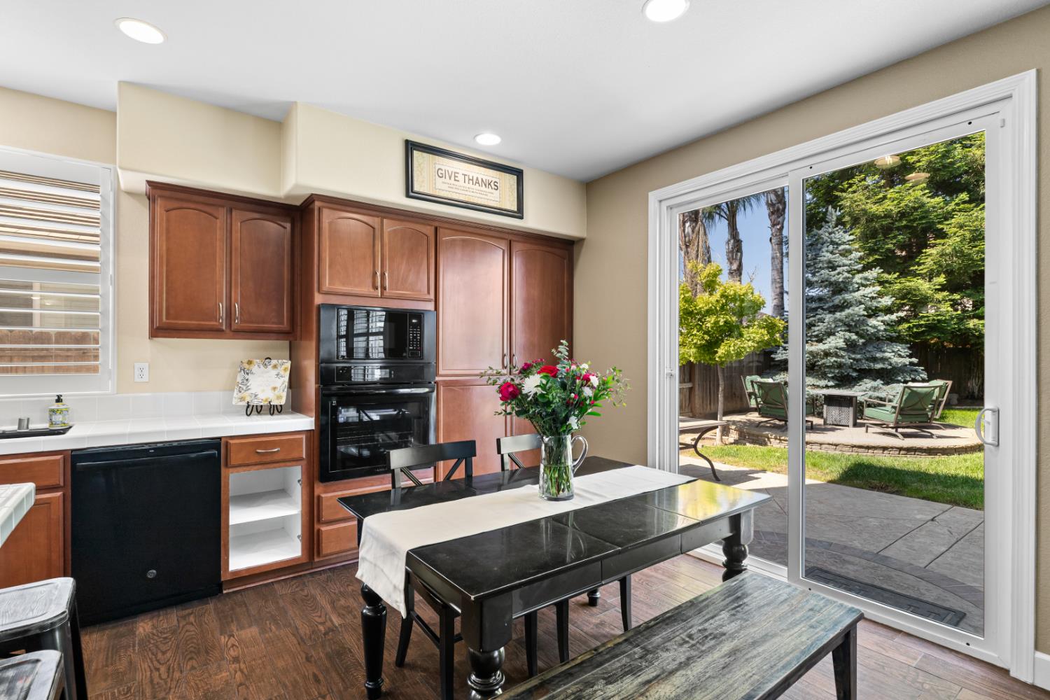 Detail Gallery Image 11 of 31 For 1689 Hometown Ln, Manteca,  CA 95337 - 3 Beds | 3 Baths