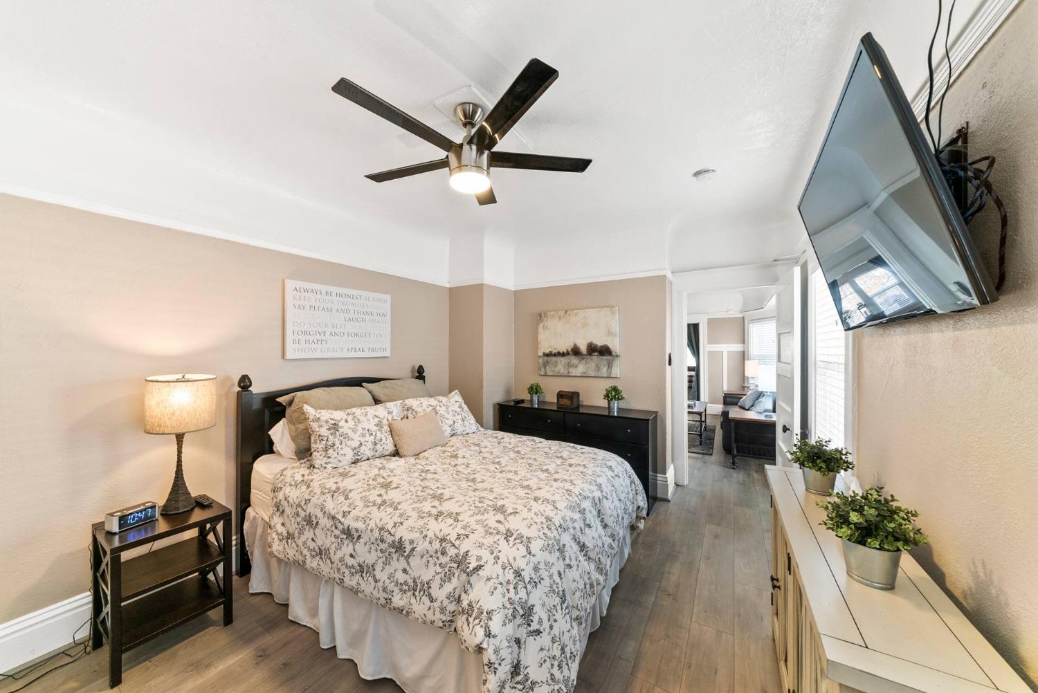 Detail Gallery Image 3 of 20 For 717 17 St, Sacramento,  CA 95811 - – Beds | – Baths