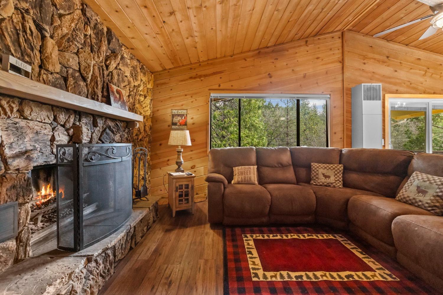 Detail Gallery Image 4 of 17 For 22440 N Tuolumne Rd, Twain Harte,  CA 95383 - 3 Beds | 2 Baths