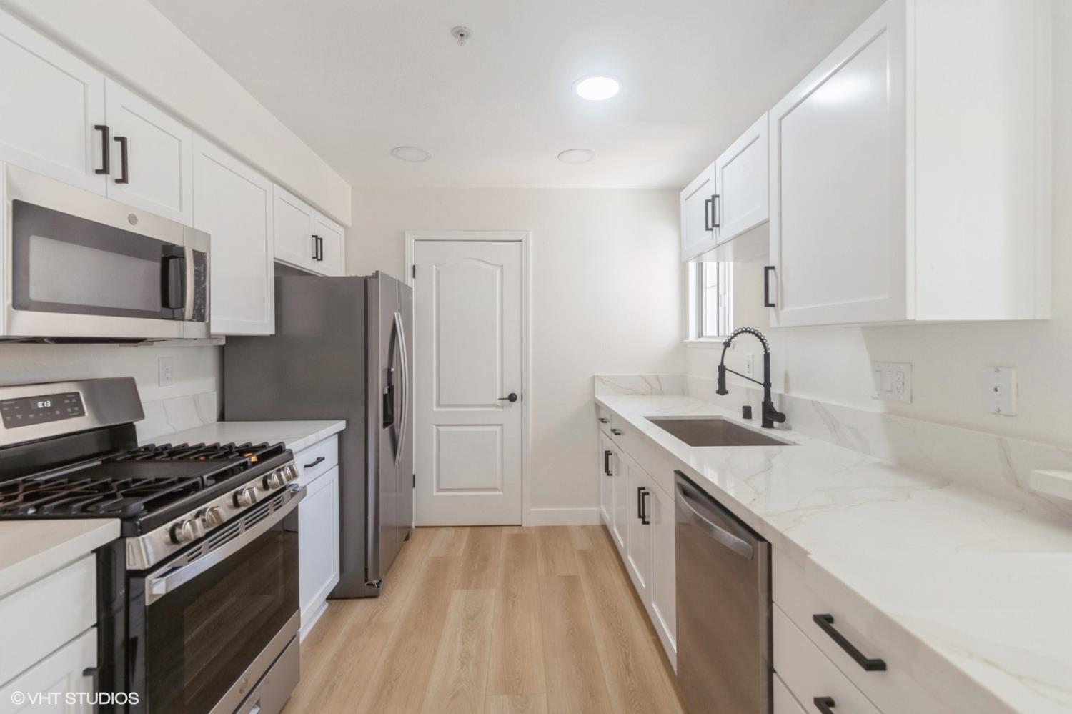 Detail Gallery Image 9 of 48 For 987 Asilomar Ter #2,  Sunnyvale,  CA 94086 - 2 Beds | 2/1 Baths