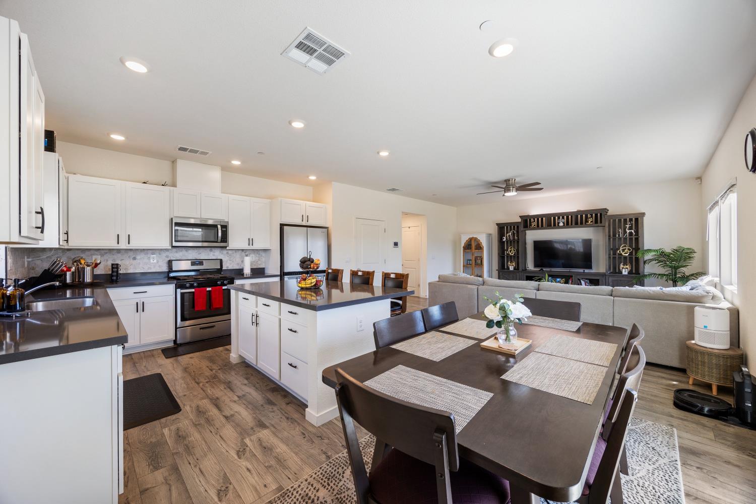 Detail Gallery Image 9 of 25 For 9017 Farmstead Cir, Roseville,  CA 95747 - 4 Beds | 2/1 Baths