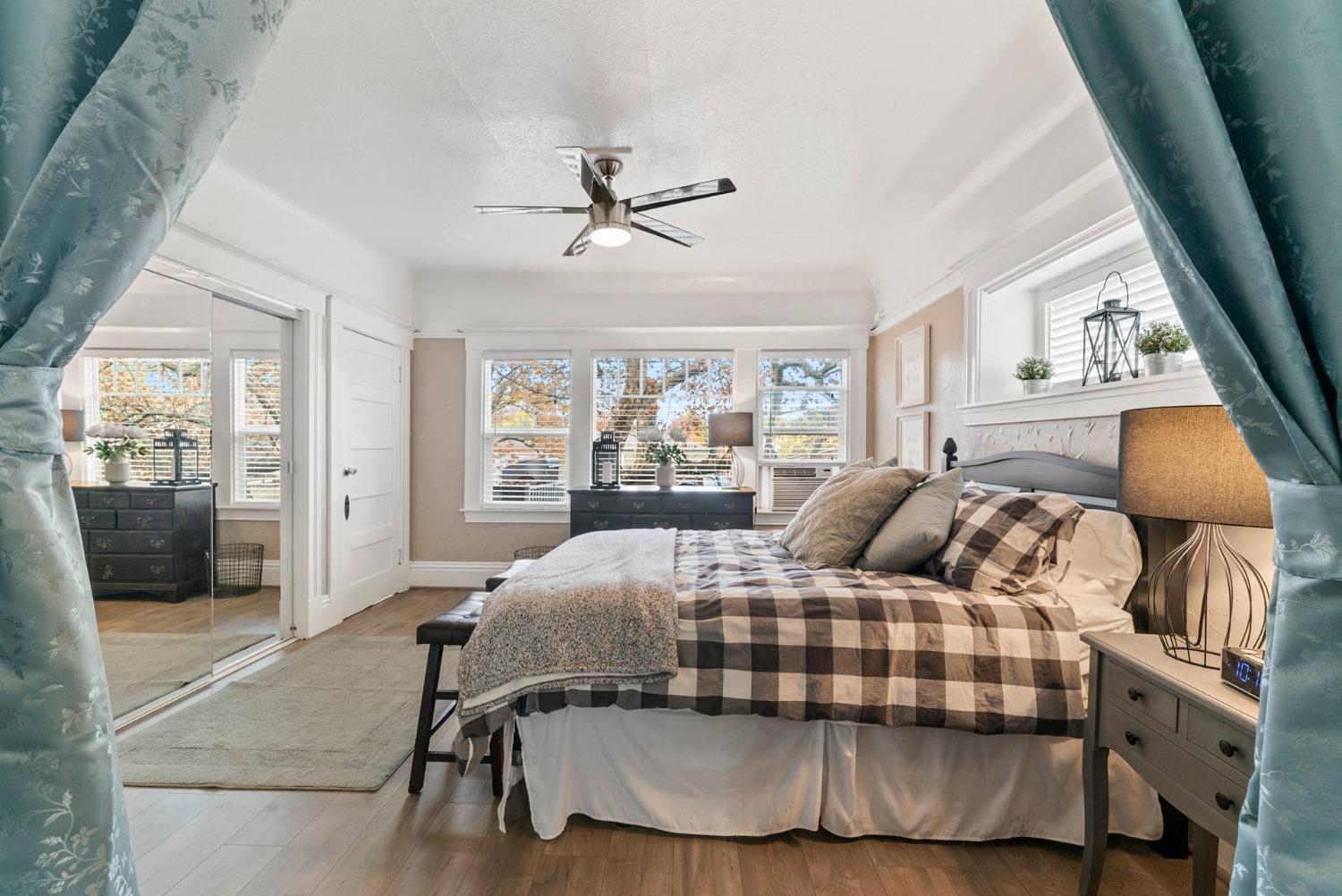 Detail Gallery Image 11 of 20 For 717 17 St, Sacramento,  CA 95811 - – Beds | – Baths