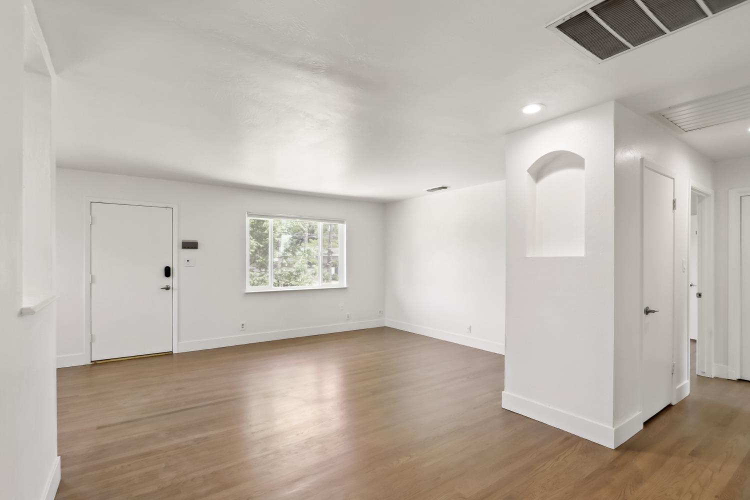 Detail Gallery Image 4 of 59 For 5250 71st St, Sacramento,  CA 95820 - 3 Beds | 1 Baths